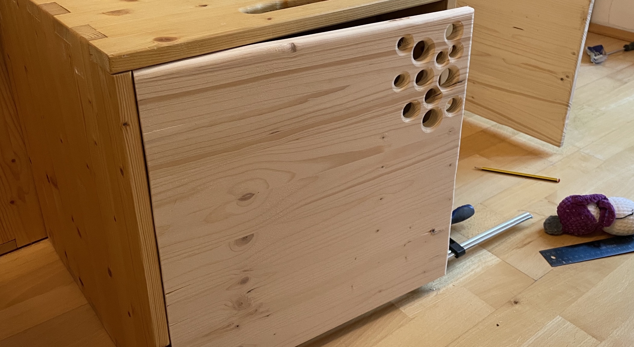 Nahaufnahme der Fichtenholz-Maserung eines elmn't Elements